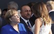 Angela Merkelová v rozhovoru s Melanií Trump během summitu NATO v Bruselu