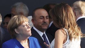 Angela Merkelová v rozhovoru s Melanií Trump během summitu NATO v Bruselu