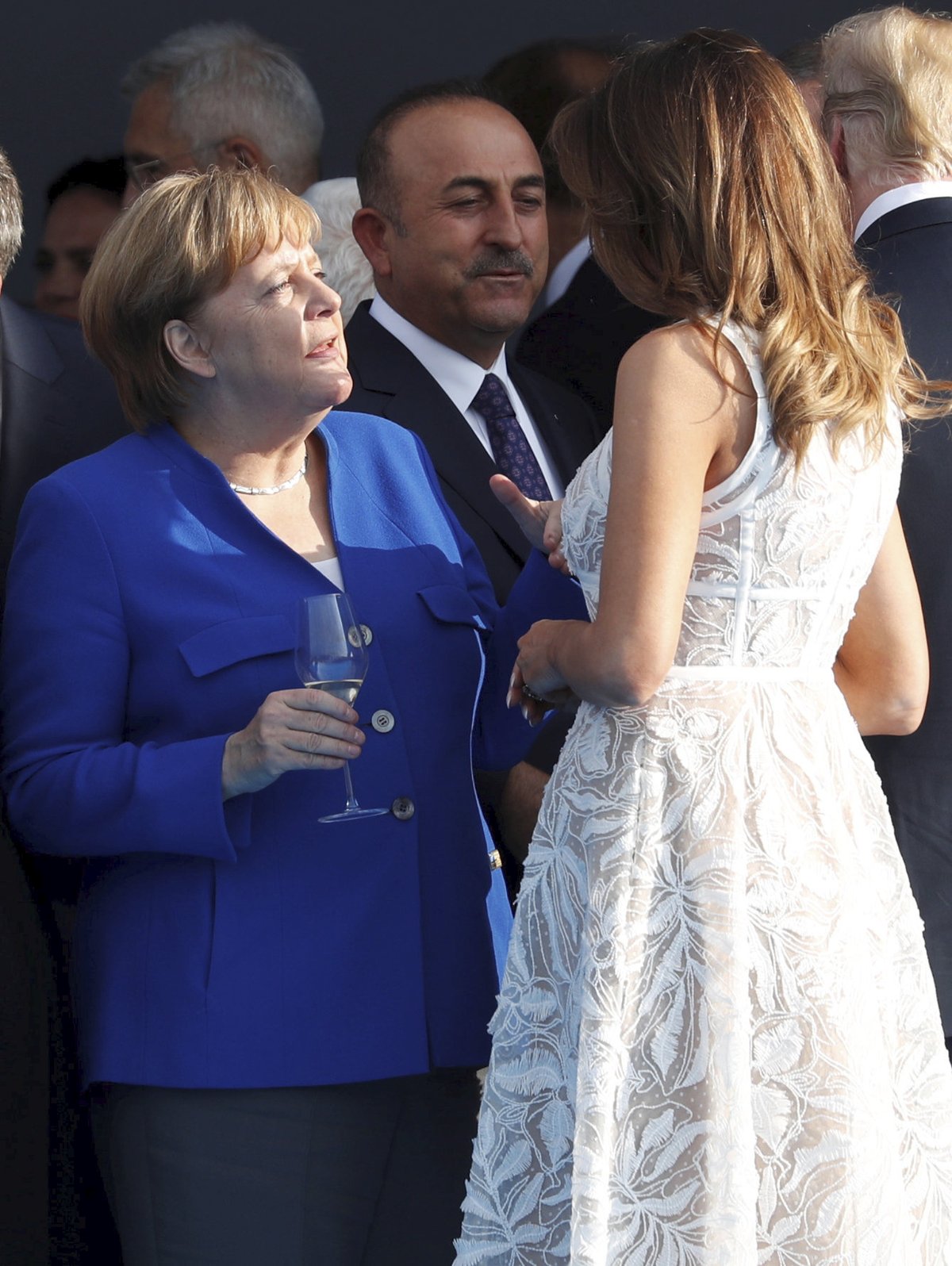 Angela Merkelová v rozhovoru s Melanií Trump během summitu NATO v Bruselu