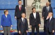 Donald Trump se státníky během summitu NATO v Bruselu