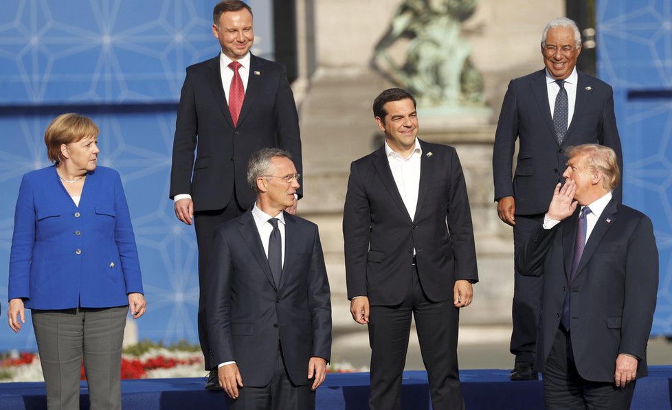 Donald Trump se státníky během summitu NATO v Bruselu