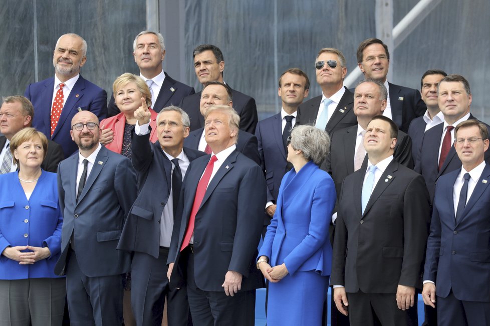 Summit NATO v Bruselu: Stoltenberg, Trump, Merkelová či Mayová během focení family foto. Zeman chybí, stál na kraji