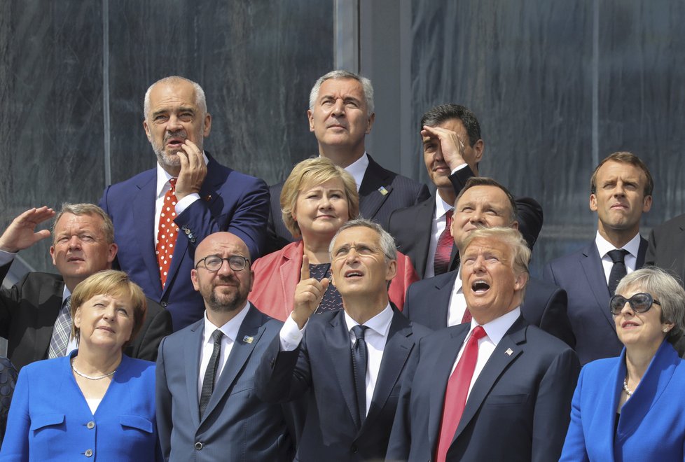 Summit NATO v Bruselu: Stoltenberg, Trump, Merkelová či Mayová během focení family foto. Zeman chybí, stál na kraji
