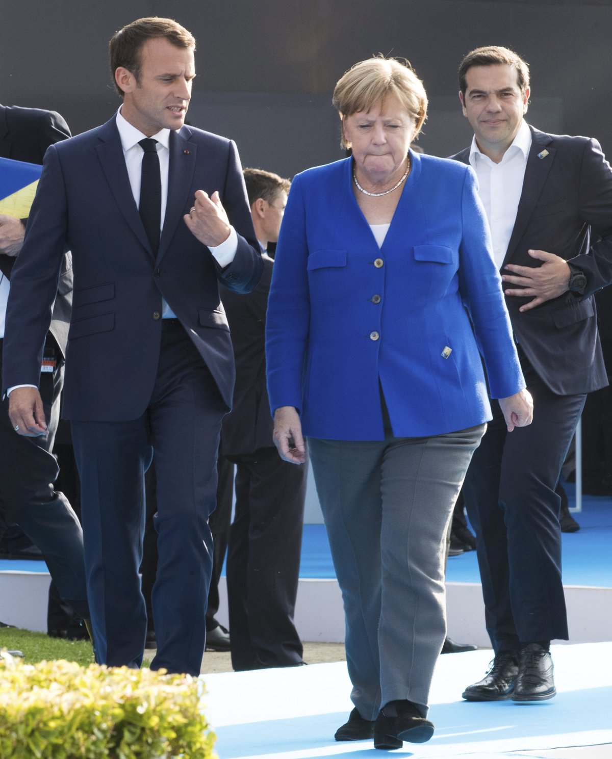 Angela Merkelová, Emmanuel Macron a Alexis Tsipras během summitu NATO v Bruselu