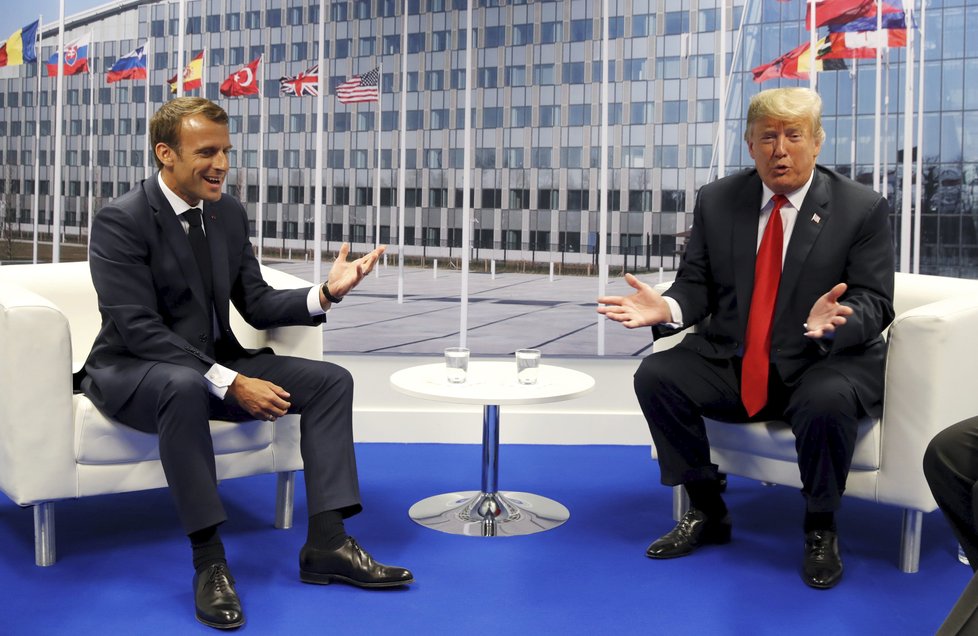 Emmanuel Macron a Donald Trump se sešli v rámci summitu NATO v Bruselu