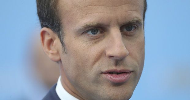 Po „exmilenci“ další skandál: Macron nepřijel na významnou pietu, zůstal na dovolené