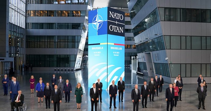 Společné focení světových lídrů na summitu NATO v Bruselu (14. 6. 2021)