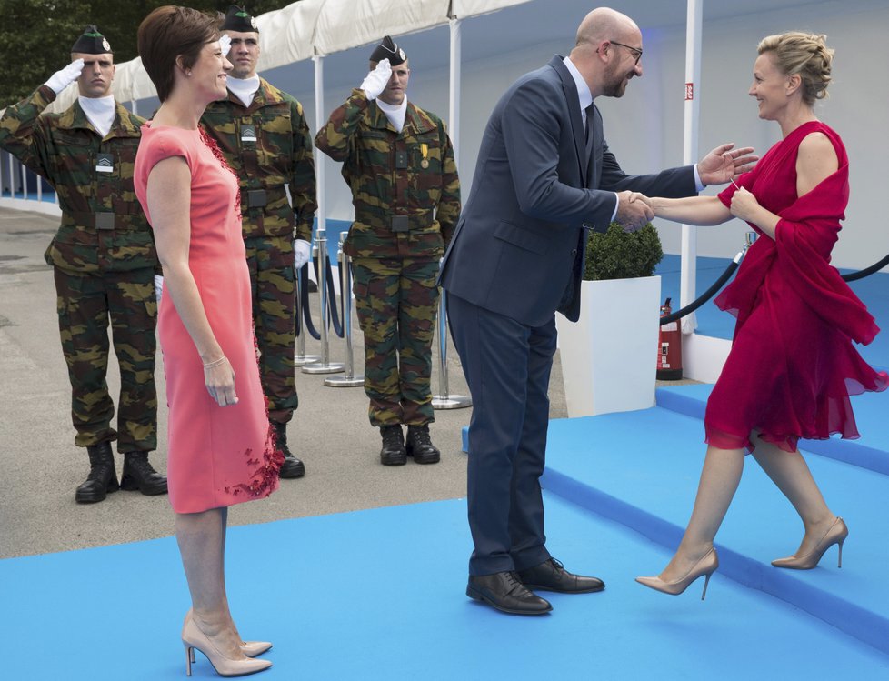 Summit NATO: Belgický premiér Charles Michel zdraví manželku slovinského premiéra Cerara Mojcu Stropnik, vlevo Amelie Derbaudrenghienová, Michelova partnerka