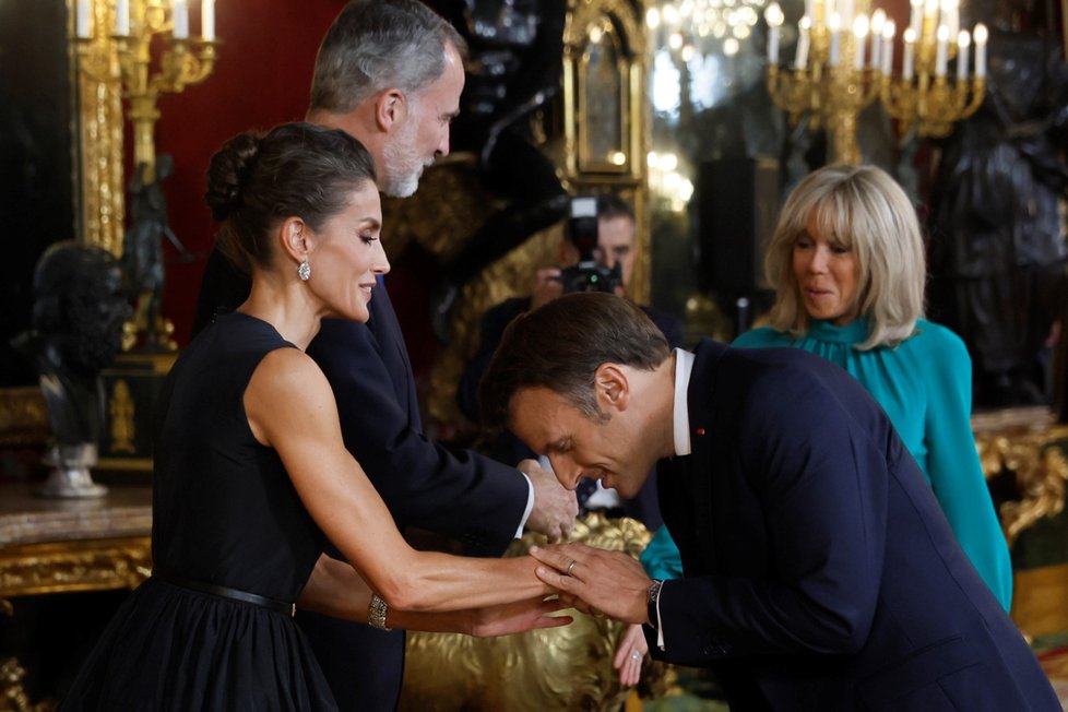 Francouzský prezident Emmanuel Macron líbá ruku královně Letizii na galavečeru summitu NATO (28.6.2022)
