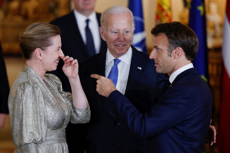 Americký prezident Joe Biden, francouzský prezident Emmanuel Macron a dánská premiérka Mette Frederiksenová na galavečeru na summitu NATO (28.6.2022)