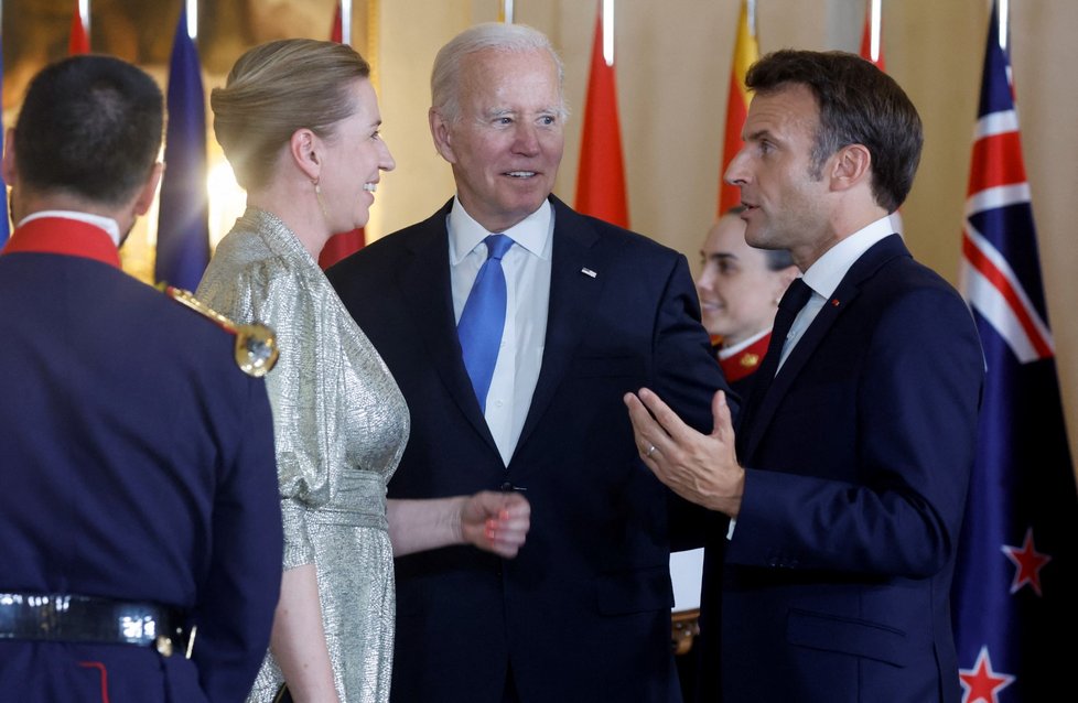 Americký prezident Joe Biden, francouzský prezident Emmanuel Macron a dánská premiérka Mette Frederiksenová na galavečeru na summitu NATO (28.6.2022)