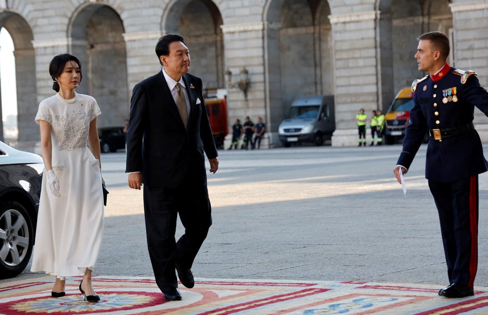 Jihokorejský prezident Jun Sok-jol s manželkou na galavečeři na summitu NATO (28. 6. 2022)