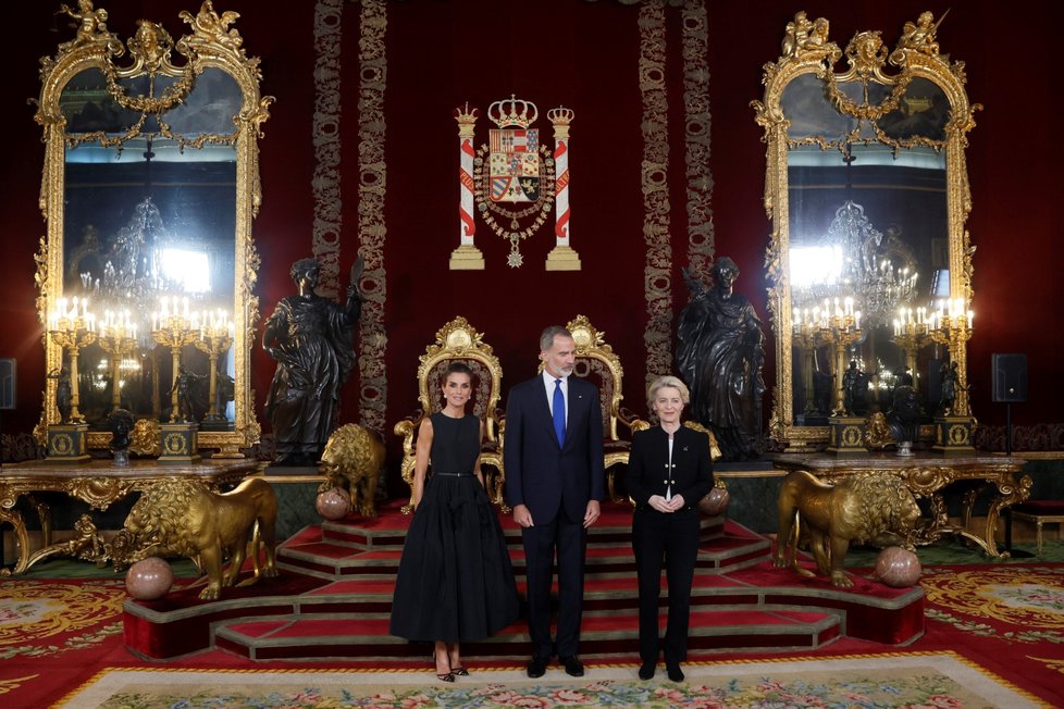 Španělský král Felip VI. a královna Letizia pózují na galavečeru summitu NATO s šéfkou EK Ursulou von der Leyenovou (28.6.2022)