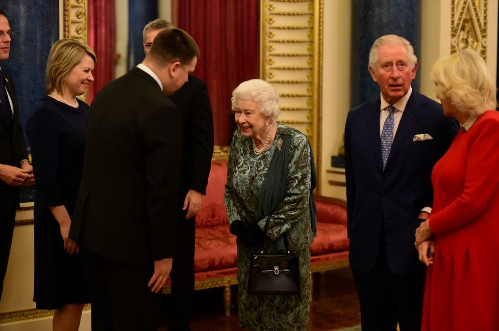 Účastníci summitu NATO v Londýně při setkání s královnou Alžbětou II. a princem Charlesem (3. 12. 2019)