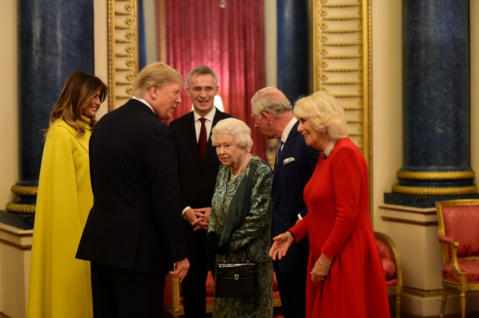 Účastníci summitu NATO v Londýně při setkání s královnou Alžbětou II. a princem Charlesem (3. 12. 2019)