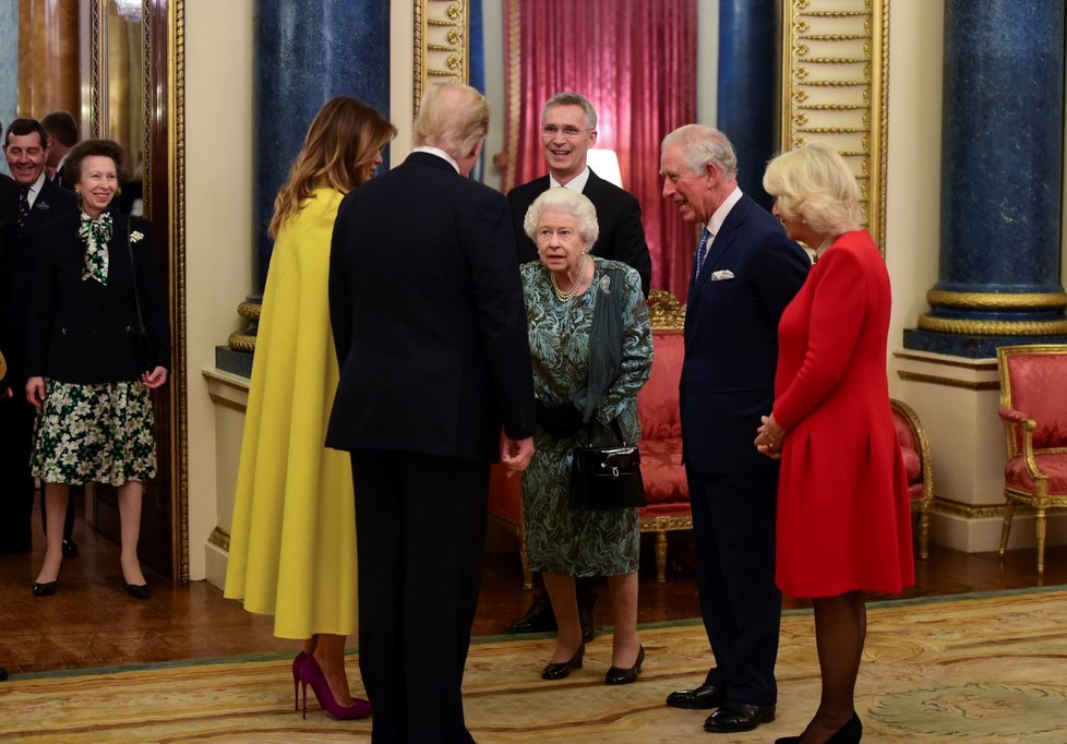 Účastníci summitu NATO v Londýně při setkání s královnou Alžbětou II. a princem Charlesem (3. 12. 2019)