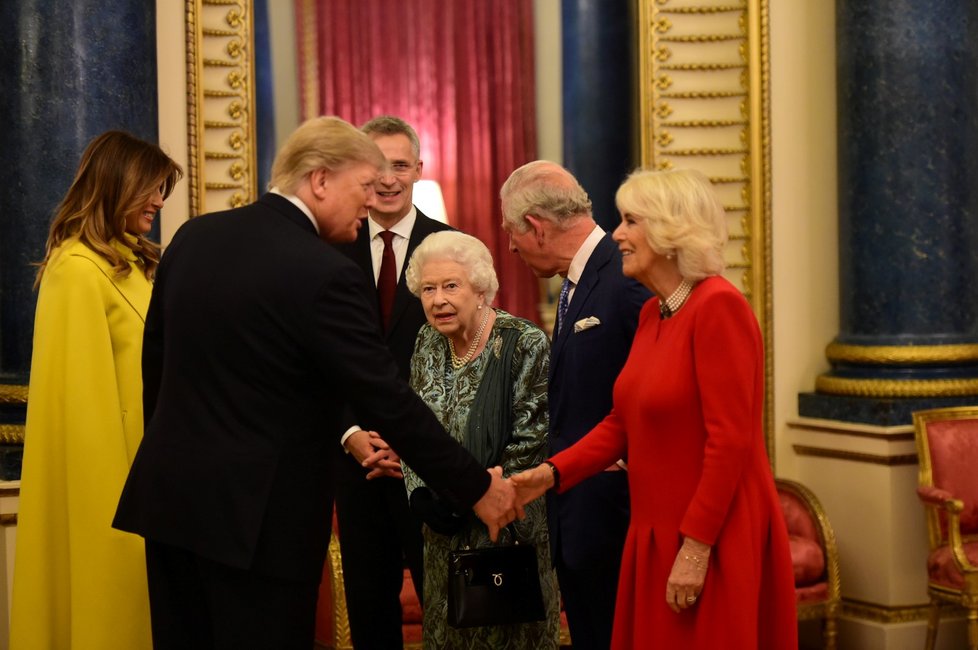 Účastníci summitu NATO v Londýně při setkání s královnou Alžbětou II. a princem Charlesem (3. 12. 2019)