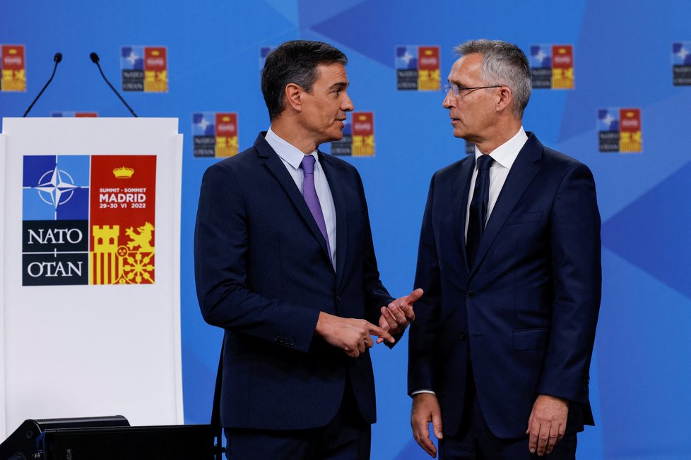 Summit NATO v Madridu: Jens Stoltenberg a španělský premiér Pedro Sánchez