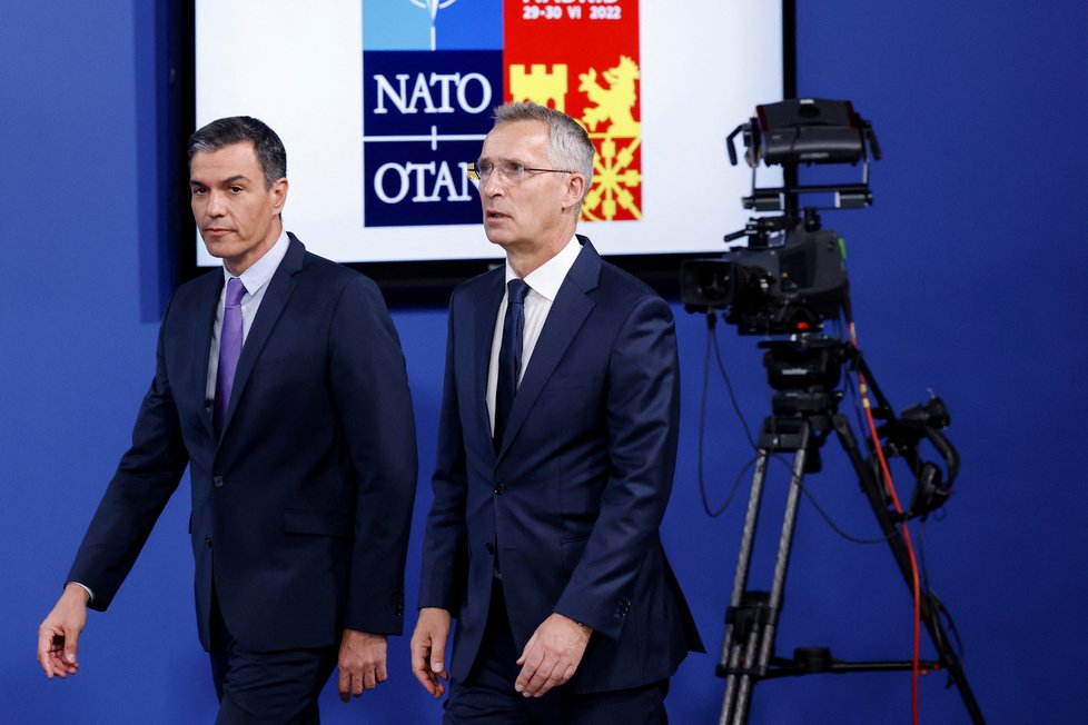 Summit NATO v Madridu: Jens Stoltenberg a španělský premiér Pedro Sánchez
