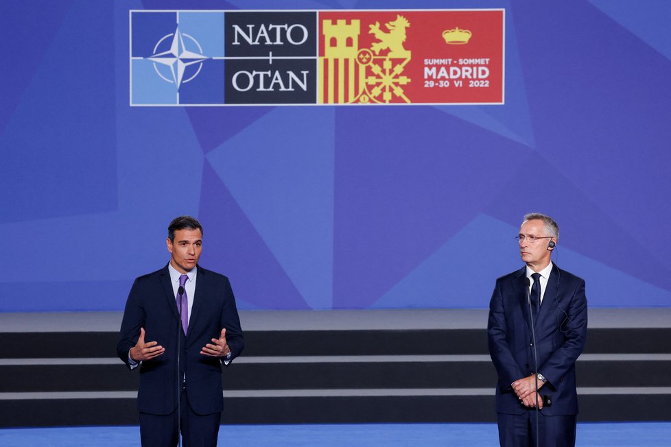 Summit NATO v Madridu: Jens Stoltenberg a španělský premiér Pedro Sánchez