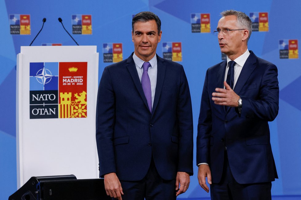 Summit NATO v Madridu: Jens Stoltenberg a španělský premiér Pedro Sánchez