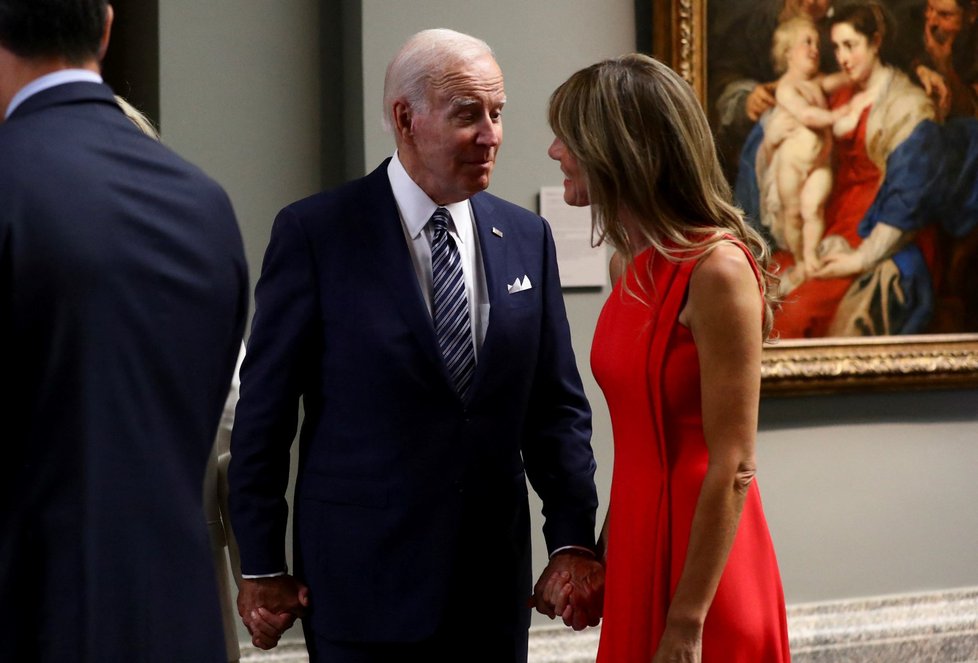 Joe Biden a manželka španělského premiéra Pedra Sancheze. (Summit NATO, 29. 6. 2022)