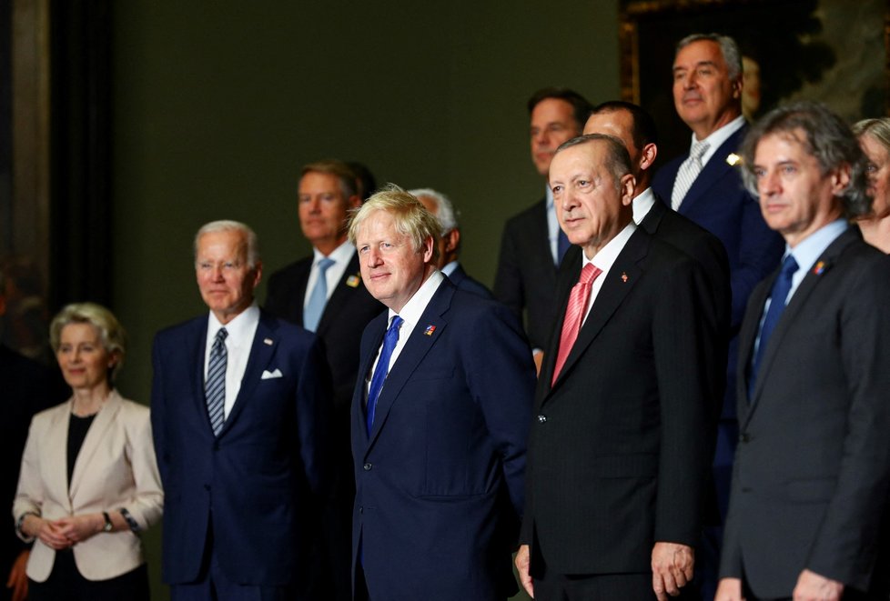 Boris Johnson, Recep Tayyip Erdogan a další lídři na Summitu NATO. (29. 6. 2022)