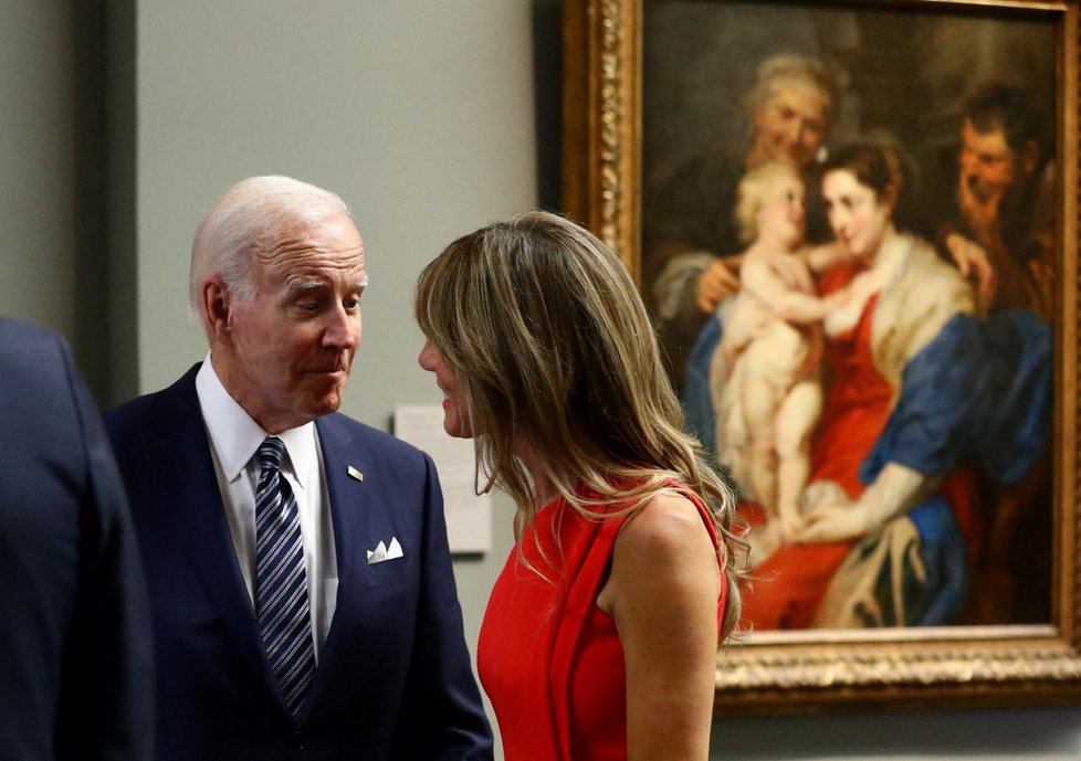 Joe Biden a manželka španělského premiéra Begona Gomezová. (Summit NATO, 29. 6. 2022)