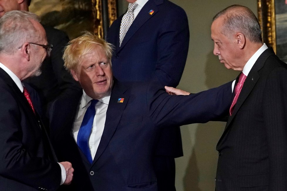 Johnson a Erdogan.  (Summit NATO, 29. 6. 2022)