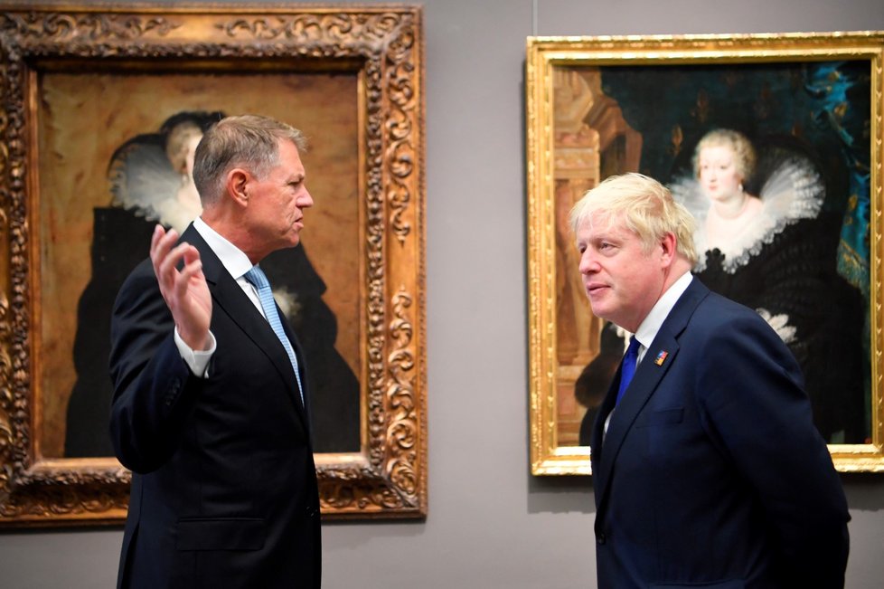 Johnson a rumunský prezident Klaus Werner. (Summit NATO, 29. 6. 2022)