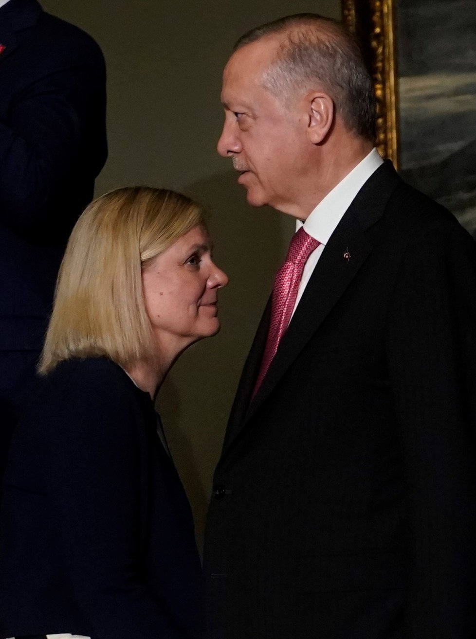 Švédská premiérka Anderssonová a turecký prezident Erdogan. (Summit NATO, 29. 6. 2022)