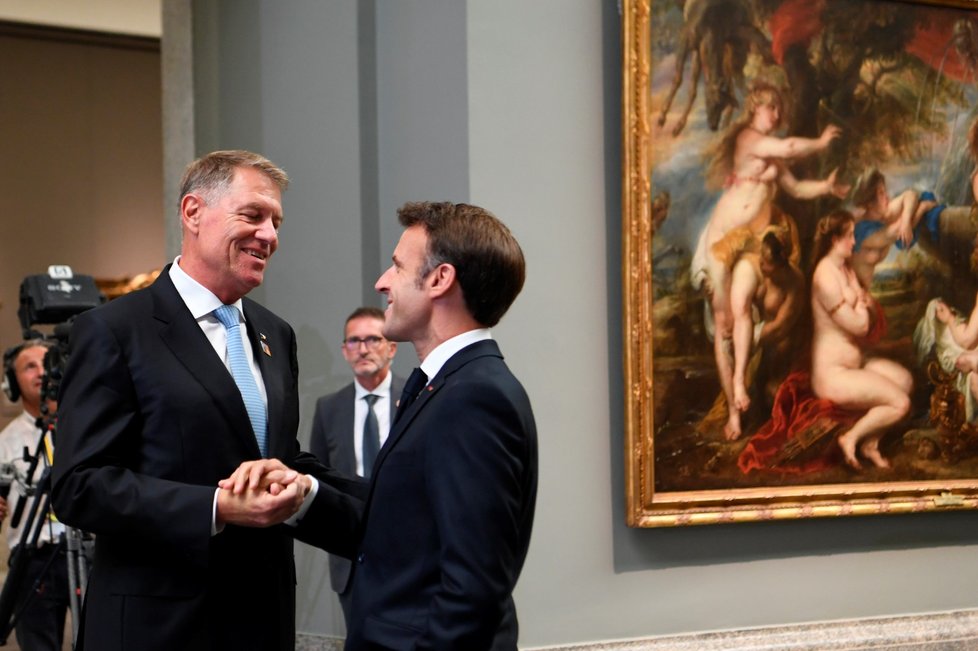 Macron a rumunský prezident Klaus Werner. (Summit NATO, 29. 6. 2022)