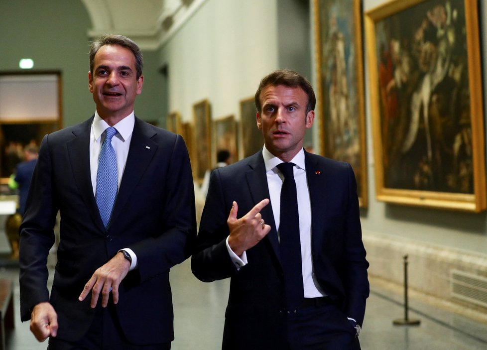 Emmanuel Macron a řecký premiér Kyriakos Mitsotakis. (Summit NATO, 29. 6. 2022)