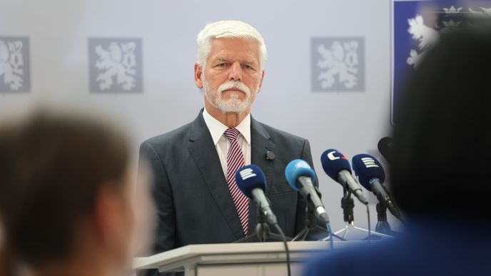Pavlův brífink před odletem na summit NATO Pavlův brífink před odletem na summit NATO