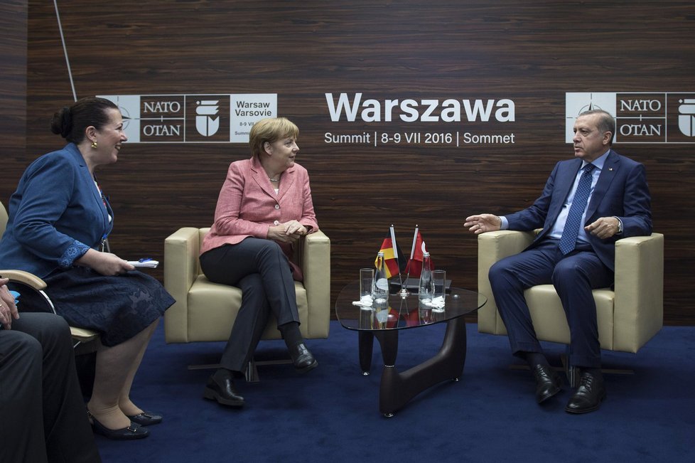 Summit NATO ve Varšavě, den II: Angela Merkelová a turecký prezident Erdogan