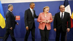 Summit NATO ve Varšavě, den II: Veselá nálada při společném focení. Zleva Porošenko, Obama, Merkelová a Hollande