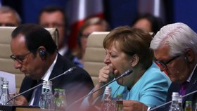 Summit NATO ve Varšavě: Zívající Angela Merkelová