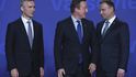 Summit NATO ve Varšavě: David Cameron (uprostřed), Jens Stoltenberg a Andrzej Duda