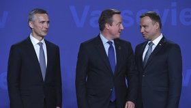 Summit NATO ve Varšavě: David Cameron (uprostřed), Jens Stoltenberg a Andrzej Duda