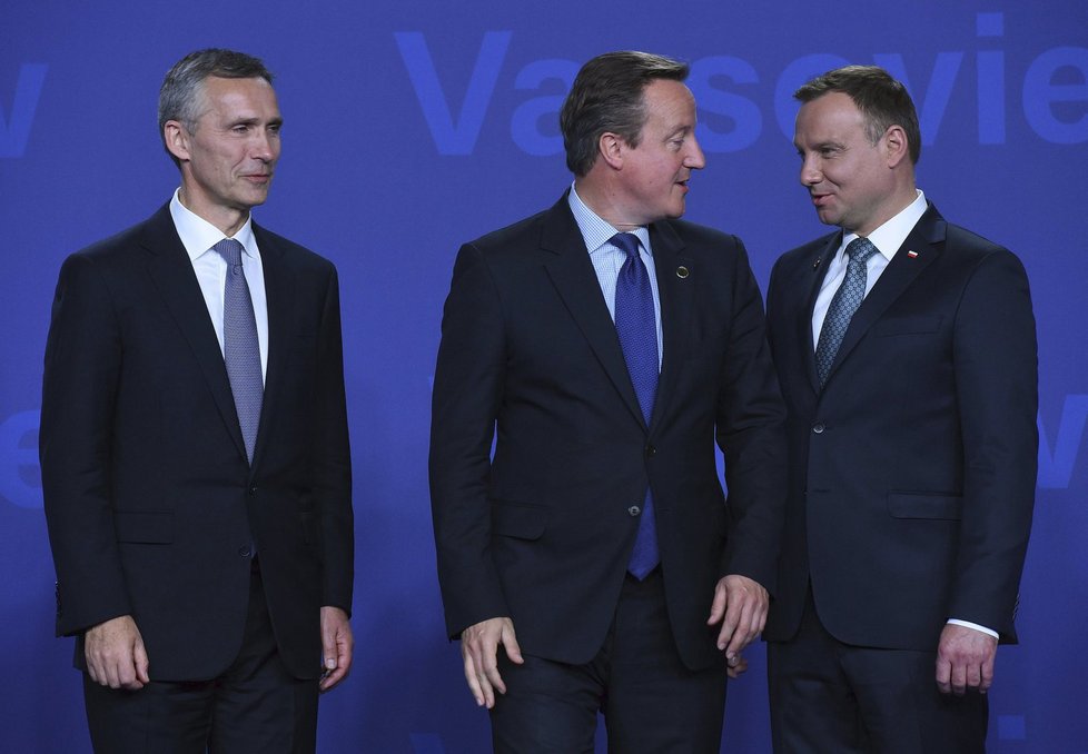 Summit NATO ve Varšavě: David Cameron (uprostřed), Jens Stoltenberg a Andrzej Duda