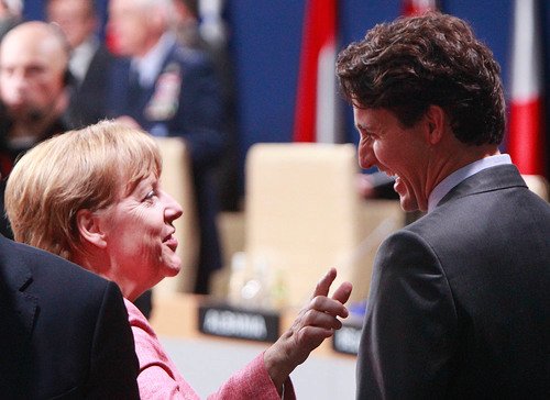 Summit NATO ve Varšavě, den II: Angela Merkelová a kandský premiér Justin Trudeau