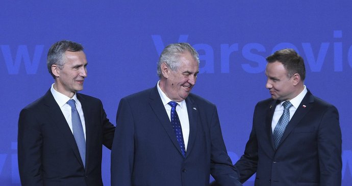 Summit NATO ve Varšavě: Miloš Zeman s Andrzejem Dudou a Jensem Stoltenbergem