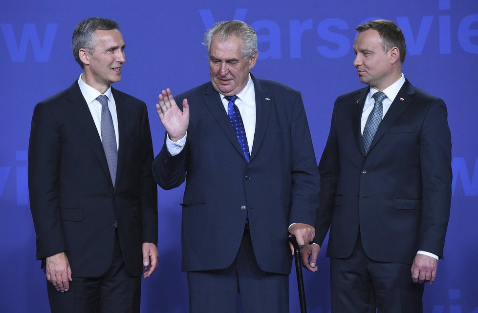 Summit NATO ve Varšavě: Miloš Zeman s Andrzejem Dudou a Jensem Stoltenbergem