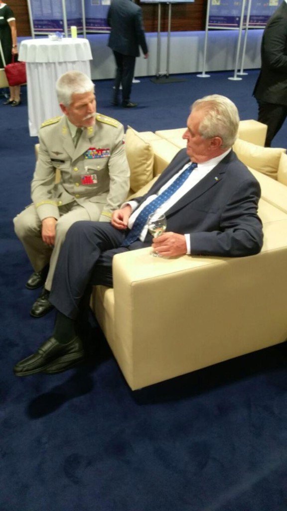 Petr Pavel jako předseda Vojenského výboru NATO s prezidentem Milošem Zemanem
