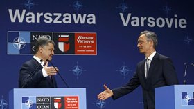 Summit NATO ve Varšavě, den II: Petro Porošenko a šéf NATO Stoltenberg