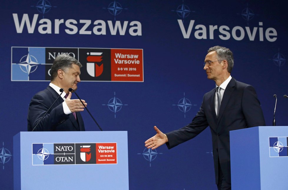 Summit NATO ve Varšavě, den II: Petro Porošenko a šéf NATO Stoltenberg