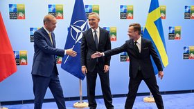 Jednání ve Vilniusu před summitem NATO: Šéf NATO Stolteberg, turecký prezident Erdogan a švédský premiér Ulf Kristersson