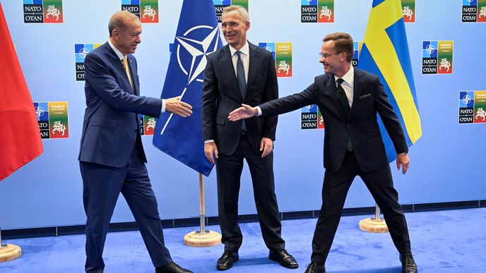 Jednání ve Vilniusu předs summitem NATO: Šéf NATO Stoltenberg, turecký prezident Erdogan a švédský. premiér Ulf Kristersson