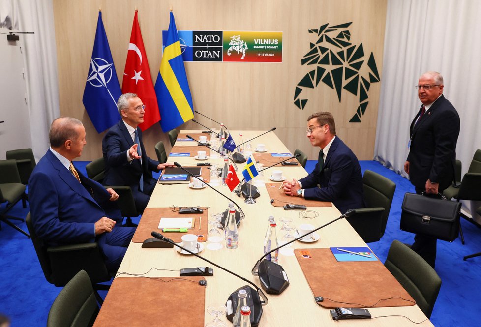 Jednání ve Vilniusu předs summitem NATO: Šéf NATO Stolteberg, turecký prezident Erdogan a šévdský premiér Ulf Kristersson