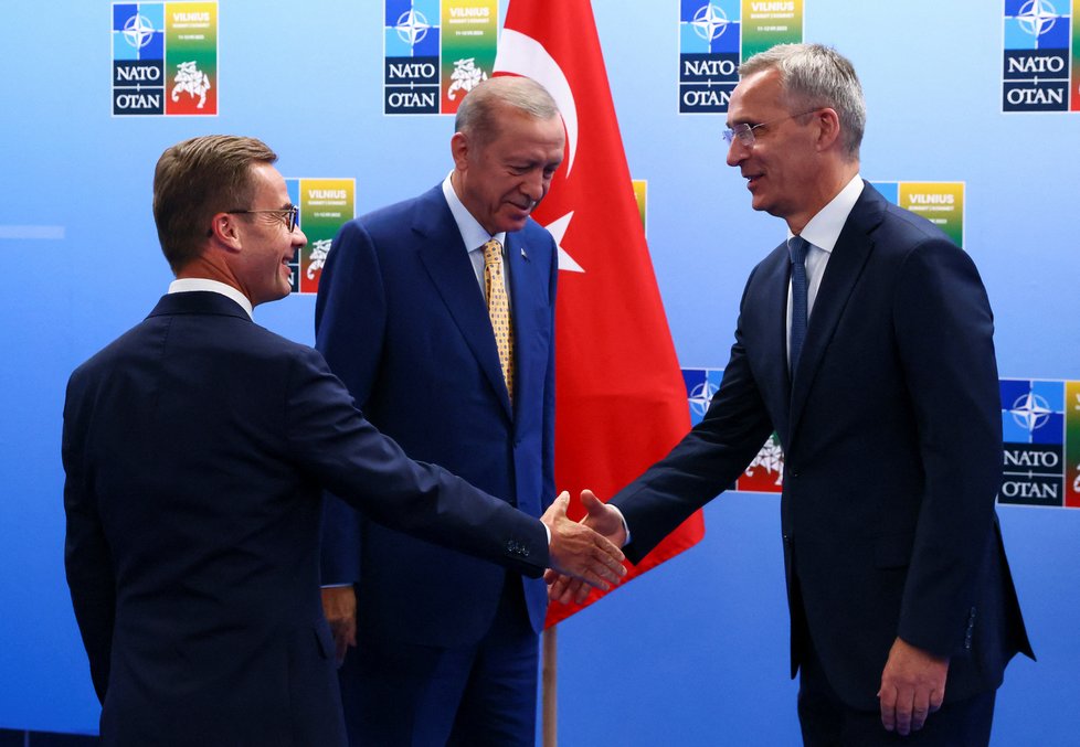 Jednání ve Vilniusu před summitem NATO: Šéf NATO Stolteberg, turecký prezident Erdogan a šévdský premiér Ulf Kristersson